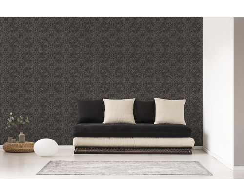 Wohnzimmer mit gemusterter Tapete und Futonbett