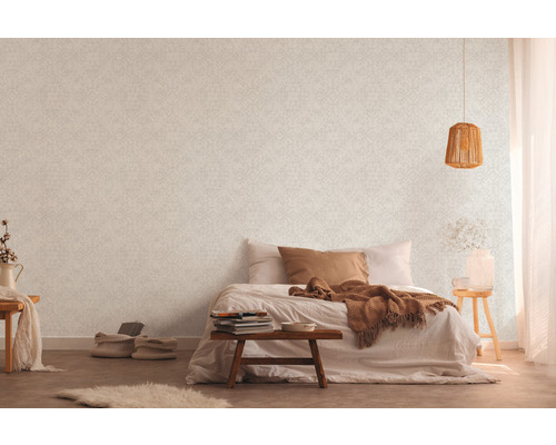 Schlafzimmer mit gemusterter Tapete, Bett und Holzelementen