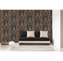 Raumansicht mit floral gemusterter Tapete und Sofa