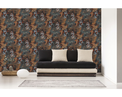 Raumansicht mit floral gemusterter Tapete und Sofa