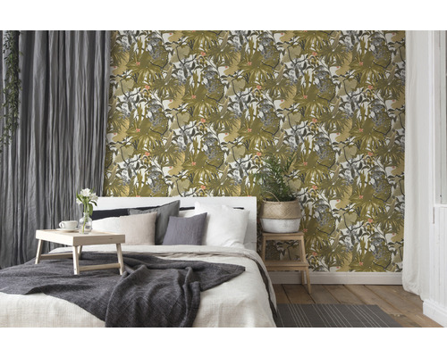 Schlafzimmer mit Dschungeltapete, Bett und Dekorationen