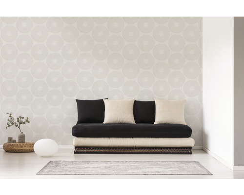 Wohnzimmer mit Futonbett, Kissen und gemusterter Tapete