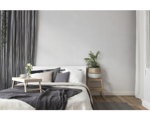 Schlafzimmer mit Bett, Nachttisch und Vorhängen