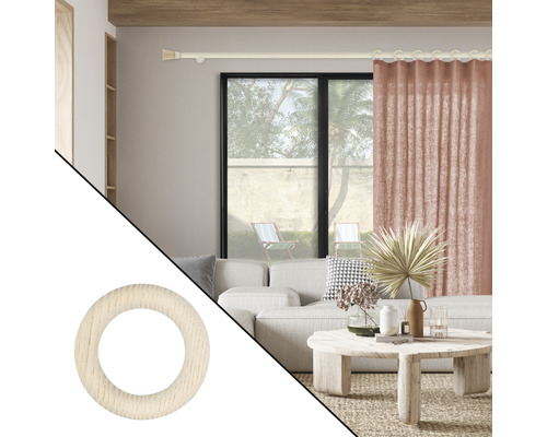 Dekoratives Wohnzimmer mit Vorhang und Vorhangring aus Holz