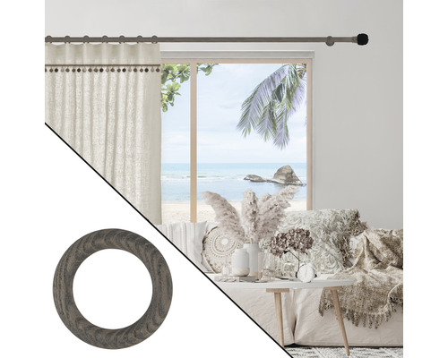 Dekorative Gardinenstange mit Vorhangringen und Wohnzimmerdekoration