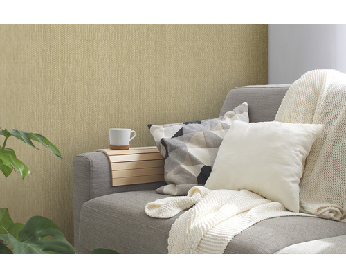 Wohnzimmer mit grauer Couch, Kissen und strukturierten Tapeten