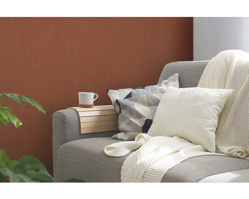 Wohnzimmer mit grauer Couch, Kissen und Getränkehalter