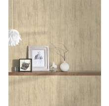 Wandgestaltung mit Tapete mit Waldmotiv, Regalelementen und Dekorationsgegenständen.