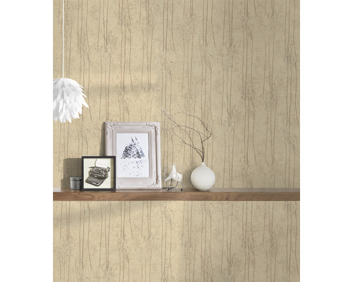 Wandgestaltung mit Tapete mit Waldmotiv, Regalelementen und Dekorationsgegenständen.
