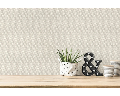 Tapete mit geometrischem Muster im Wohnraum