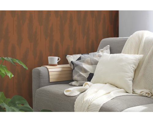 Wohnzimmer mit grauer Couch, Kissen, Decke und Tapete mit Grasmotiv