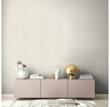 Szene mit gemusterter Tapete, Sideboard, Lampe und Dekoration