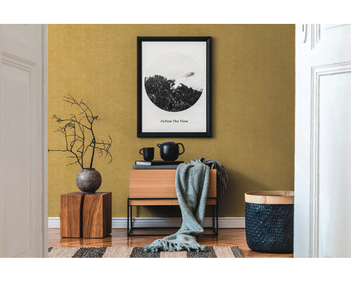 Dekorative Tapete in einem Zimmer mit Holzmöbeln und einer Schwarzweißfotografie