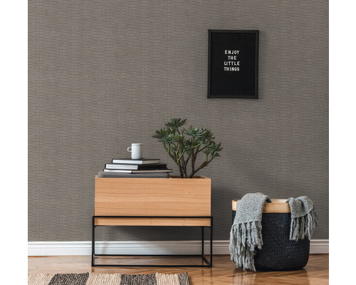Gemusterte Tapete in einem Wohnzimmer mit Kommode, Dekoration und Korb