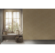 Innenraum mit Fenster, Dekoration und brauner Tapete.