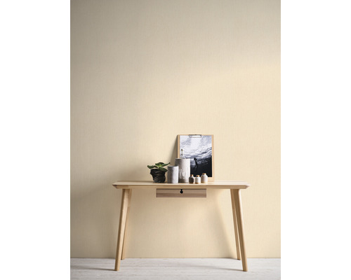 Heller Raum mit Holztisch, Dekoration und Bilderrahmen an einer Wand