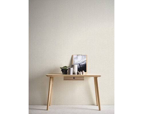 Szene mit einem Holztisch, Dekorationselementen und einem gerahmten Bild an der Wand.