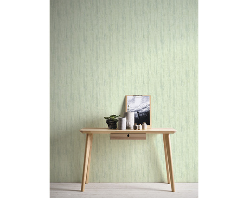 Dekoratives Interieur mit Tisch und gemusterter Tapete