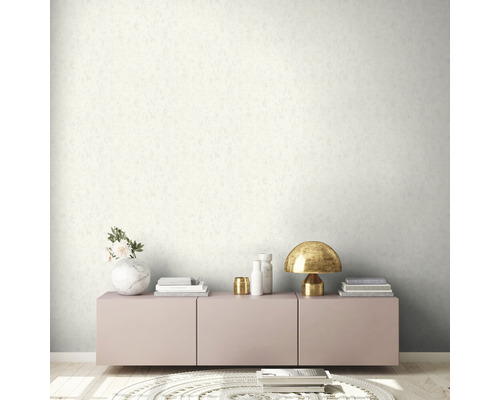 Wohnraum mit gemusterter Tapete in Creme