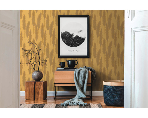 Einrichtungsbeispiel mit gemusterten Tapeten, Kommode, Dekoration und Rahmenbild