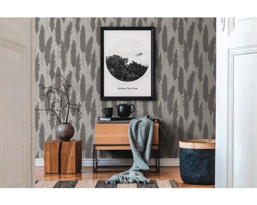 Dekoratives Zimmer mit gemusterten Tapeten, Holzmöbeln und dekorativen Accessoires für ein gemütliches Ambiente.
