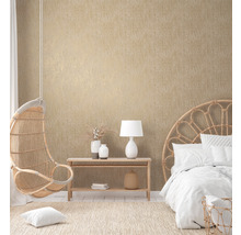 Schlafzimmer mit Rattansessel, Bett und Textiltapete