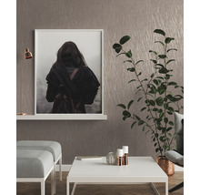 Wohnzimmer-Szene mit Wandbild, Lampe, Pflanze, Hocker und Tisch
