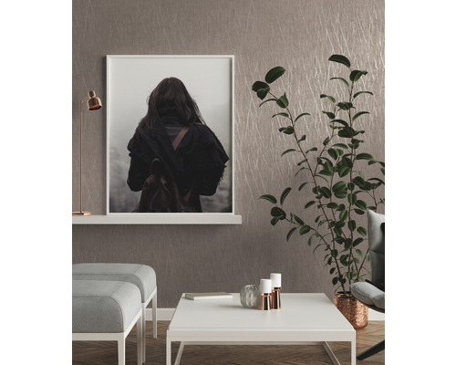 Wohnzimmer-Szene mit Wandbild, Lampe, Pflanze, Hocker und Tisch