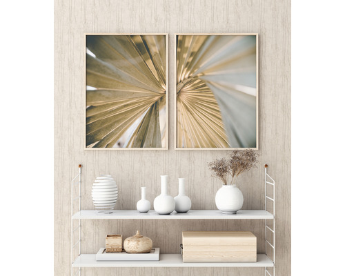 Zwei gerahmte botanische Drucke mit Palmenblattmotiven über einem weißen Regal mit Dekorationsgegenständen