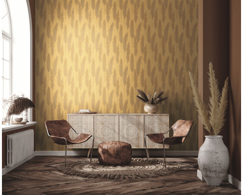 Dekoratives Wohnzimmer mit Tapete, Kommode und Sitzgelegenheiten