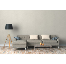Wohnzimmer mit Sofa, Tischleuchte und Couchtisch