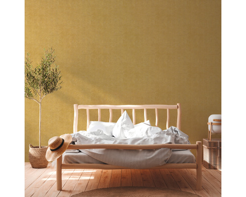 Schlafzimmer mit Holzbett und gemusterter Tapete