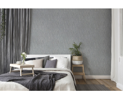 Schlafzimmer mit grauer Tapete, Bett und Dekorationen