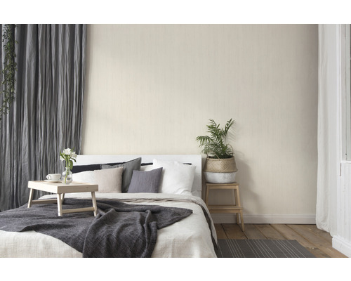 Helles Schlafzimmer mit beiger Tapete, Bett und Vorhängen