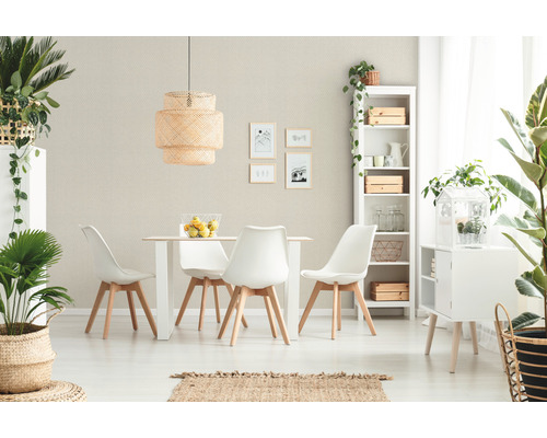 Heller Essbereich mit Esstisch, Stühlen, Regalen und Dekorationen sowie einer geflochtenen Lampe