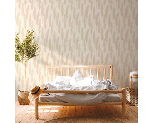 Schlafzimmer mit Bett vor Tapete mit Pflanzenmuster
