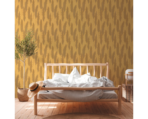 Schlafzimmer mit einem Holzbett und einer gelben Tapete mit Pflanzenmuster