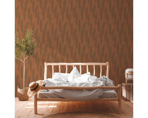 Schlafzimmer mit gemusterten Tapeten und Holzrahmenbett