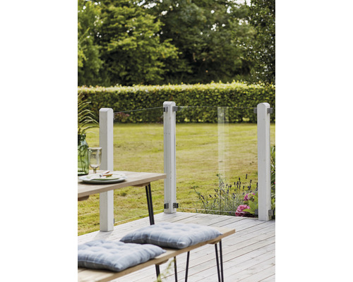 Terrasse mit Glaszaun, Holzboden und Gartenmöbeln