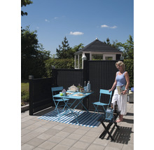 Gartenszene mit Tisch, Stühlen, Sichtschutzzaun und Gartenhaus