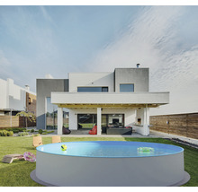 Szene mit einem Pool im Garten eines modernen Hauses