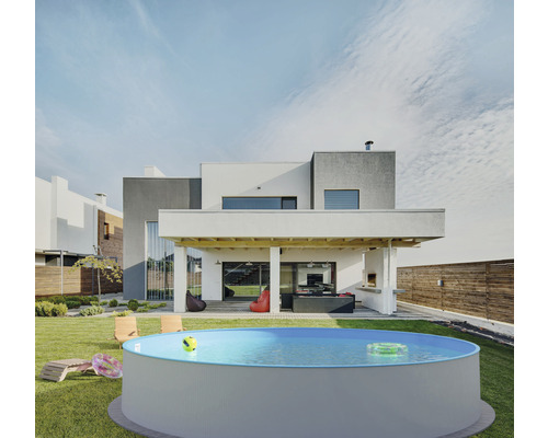 Szene mit einem Pool im Garten eines modernen Hauses
