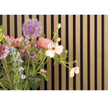 Blumenstrauß vor einer Holzpaneelwand