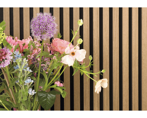Blumenstrauß vor einer Holzpaneelwand