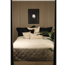 Schlafzimmer mit Bett, Kissen, Tagesdecke und Wandpaneelen