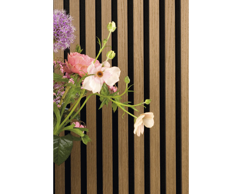 Dekorplatte mit Holzoptik und Blumenarrangement