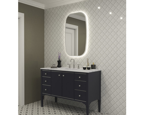 Modernes Badezimmer mit Waschtisch, Spiegel mit Beleuchtung und gemusterten Fliesen