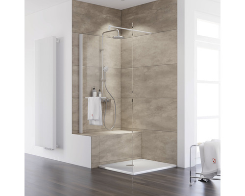 Badezimmer mit ebenerdiger Dusche, Heizkörper, Handtüchern und Fenster für eine helle Atmosphäre