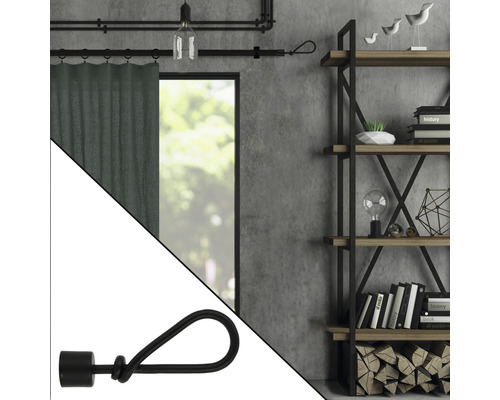 Dekorative Vorhangstange mit Schlaufenhalter in einem industriell gestalteten Raum.