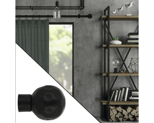 Dekorative Gardinenstange mit Kugelabschluss in einem Wohnraum